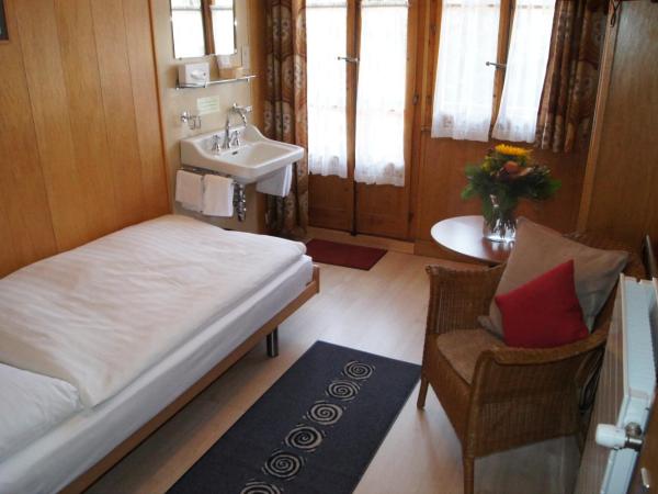 Hotel Alpina : photo 1 de la chambre chambre simple avec salle de bains commune