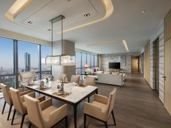 Crowne Plaza Shenzhen Nanshan, an IHG Hotel : photo 3 de la chambre two bedrooms and scenery view suite