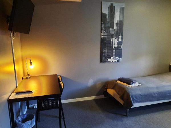 Vandrarhem Uppsala - Portalgatan : photo 10 de la chambre chambre double avec salle de bains commune