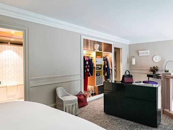 Sofitel Le Scribe Paris Opera : photo 9 de la chambre suite opra lit king-size en duplex avec salon et balcon