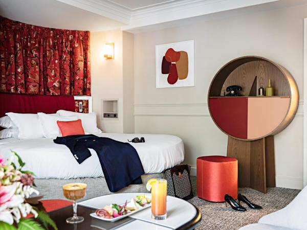 Sofitel Le Scribe Paris Opera : photo 6 de la chambre suite lune de miel avec lit rond, baignoire et coin salon - vue sur grand boulevard