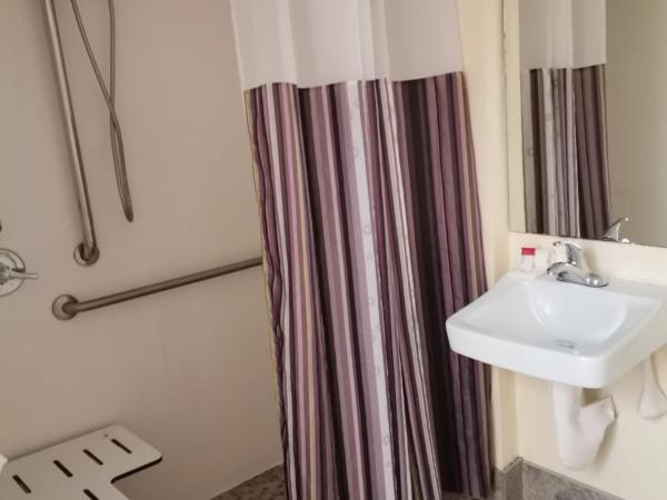 Super 8 by Wyndham San Antonio Near SeaWorld Ingram Park : photo 3 de la chambre chambre lit king-size avec douche accessible en fauteuil roulant - adaptée aux personnes malentendantes/à mobilité réduite - non-fumeurs