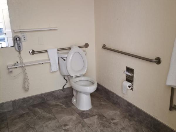 Super 8 by Wyndham San Antonio Near SeaWorld Ingram Park : photo 4 de la chambre chambre lit king-size avec baignoire - adaptée aux personnes à mobilité réduite - non-fumeurs