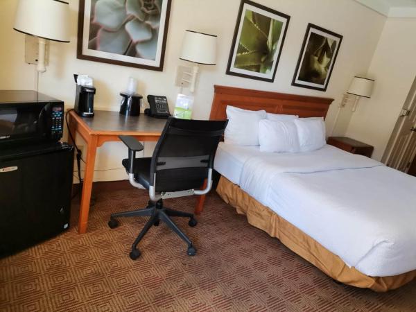 Super 8 by Wyndham San Antonio Near SeaWorld Ingram Park : photo 3 de la chambre chambre lit king-size avec baignoire - adaptée aux personnes à mobilité réduite - non-fumeurs