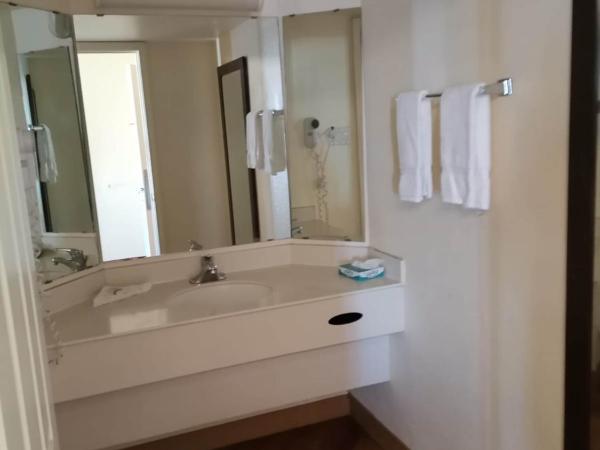 Super 8 by Wyndham San Antonio Near SeaWorld Ingram Park : photo 3 de la chambre chambre lit king-size deluxe - non-fumeurs