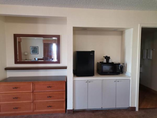 Super 8 by Wyndham San Antonio Near SeaWorld Ingram Park : photo 5 de la chambre chambre lit king-size deluxe - non-fumeurs