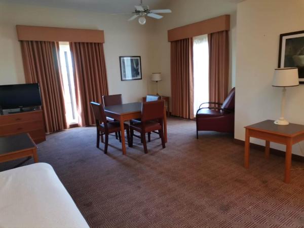 Super 8 by Wyndham San Antonio Near SeaWorld Ingram Park : photo 2 de la chambre chambre lit king-size deluxe - non-fumeurs
