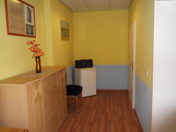 Zimmerfrei-Dresden mit Bad-Miniküche Self Check In 24-7 : photo 10 de la chambre twin room with bathroom and mini kitchen