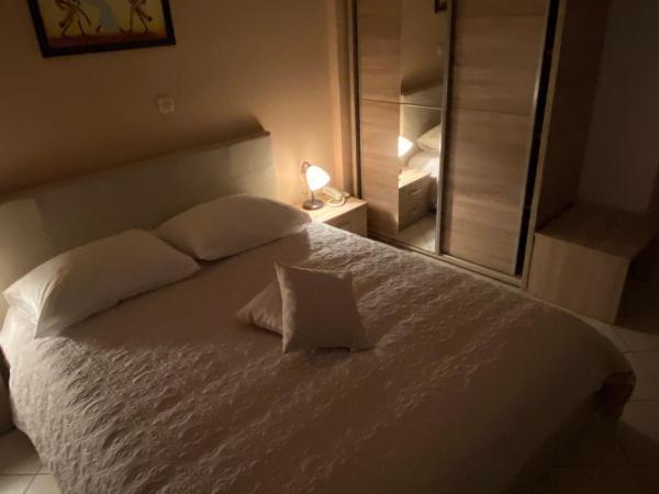 Hotel Aurora : photo 8 de la chambre chambre double ou lits jumeaux avec balcon