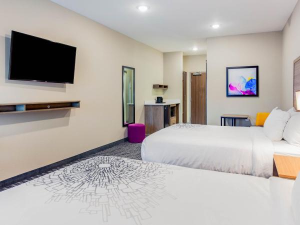 La Quinta by Wyndham San Antonio Alamo City : photo 4 de la chambre chambre avec 2 lits queen-size et douche accessible en fauteuil roulant - adaptée aux personnes à mobilité réduite/malentendantes - non-fumeurs