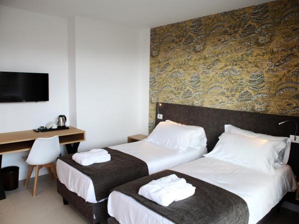 Villa Pina : photo 1 de la chambre chambre triple - vue sur jardin