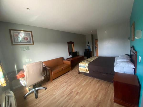 Tropicana Inn and Suites : photo 5 de la chambre chambre lit king-size