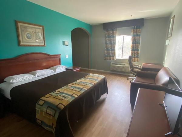 Tropicana Inn and Suites : photo 7 de la chambre chambre lit king-size