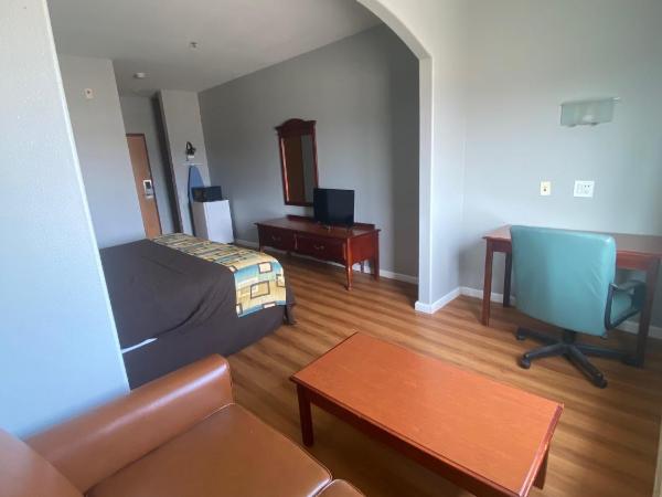 Tropicana Inn and Suites : photo 2 de la chambre chambre lit king-size