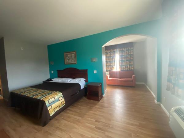 Tropicana Inn and Suites : photo 3 de la chambre chambre lit king-size