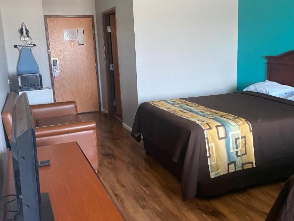 Tropicana Inn and Suites : photo 4 de la chambre chambre lit king-size