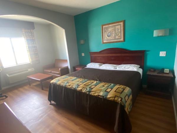 Tropicana Inn and Suites : photo 6 de la chambre chambre lit king-size