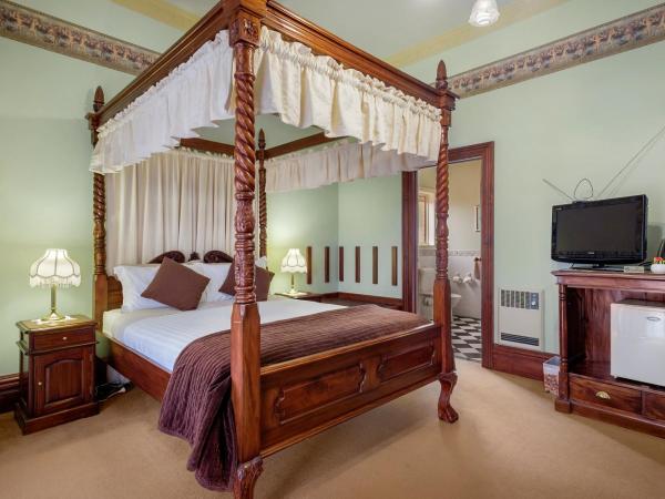 Orana House : photo 1 de la chambre chambre lit queen-size avec baignoire spa