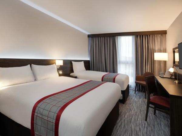 Ramada by Wyndham Leeds East : photo 5 de la chambre chambre familiale
