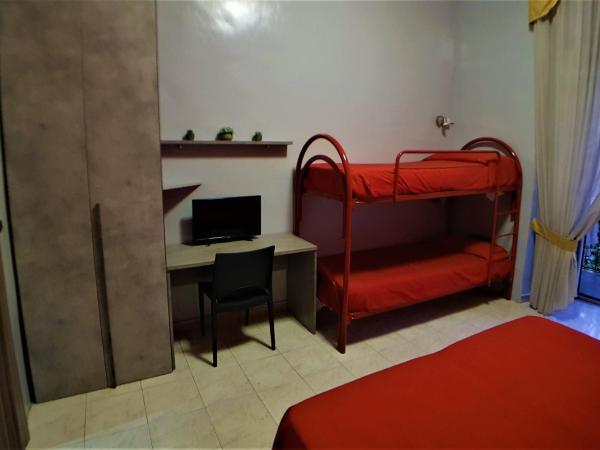 Hotel Ginevra : photo 9 de la chambre chambre quadruple Économique avec salle de bains commune