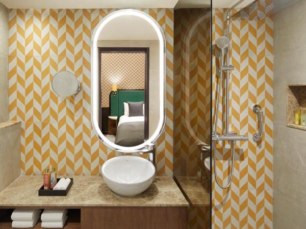 The Connaught, New Delhi- IHCL SeleQtions : photo 4 de la chambre chambre deluxe lit king-size - vue sur stade - 10 % de réduction sur nourriture et boissons sans alcool, 2 heures enregistrement anticipé ou départ tardif, happy hours (boisson achetée = boisson offerte) de 17h30 à 19h30 (sauf 14 février)