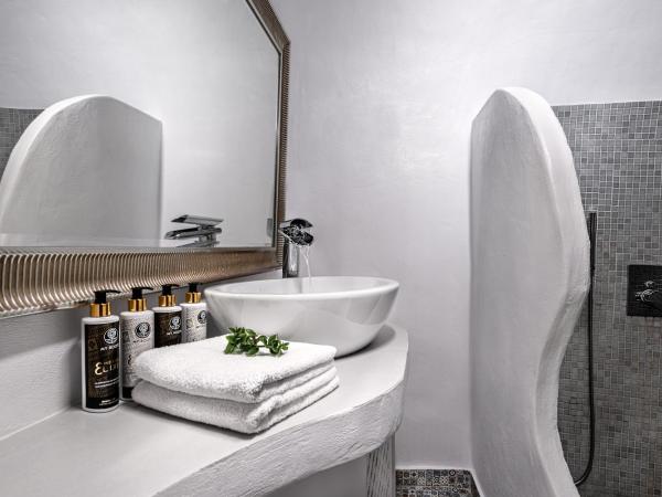 Caldera Premium Villas : photo 8 de la chambre suite troglodyte 2 chambres - vue sur mer et caldera 