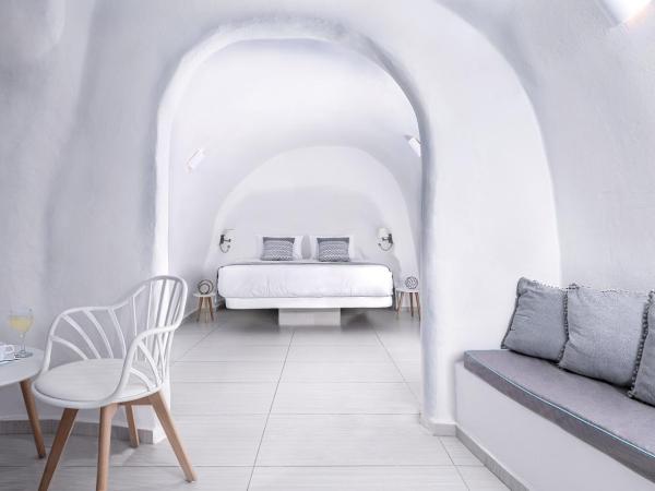 Caldera Premium Villas : photo 4 de la chambre suite troglodyte 2 chambres - vue sur mer et caldera 