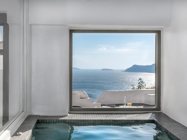 Caldera Premium Villas : photo 10 de la chambre suite troglodyte avec bain à remous - vue sur caldera et mer