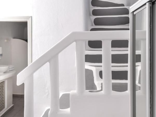 Caldera Premium Villas : photo 5 de la chambre suite troglodyte avec bain à remous - vue sur caldera et mer