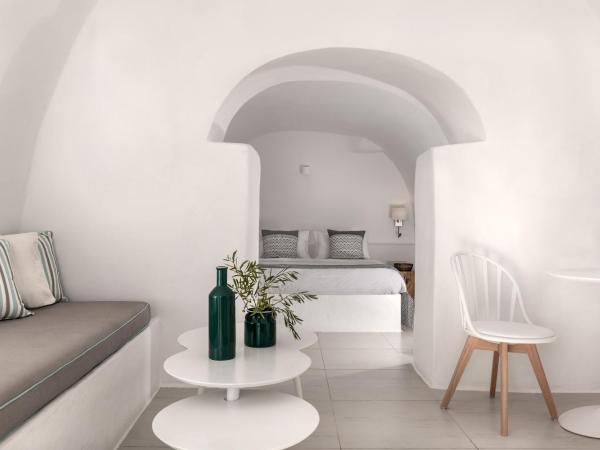 Caldera Premium Villas : photo 2 de la chambre suite troglodyte avec bain à remous - vue sur caldera et mer