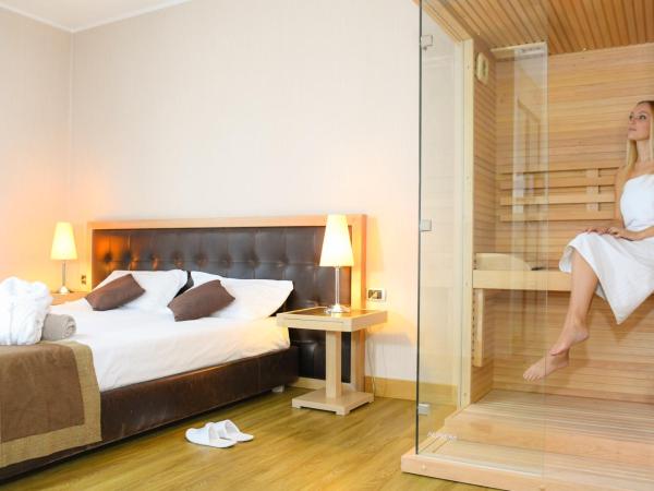 Hotel Master : photo 4 de la chambre suite lit king-size avec baignoire spa et sauna