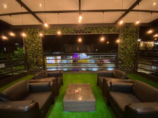 The Sky Inn : photo 9 de la chambre chambre lit queen-size avec balcon