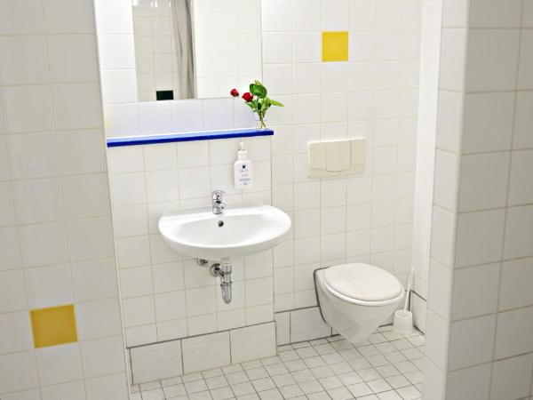 Hotel Transit Loft : photo 8 de la chambre chambre familiale avec salle de bains privative