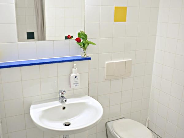 Hotel Transit Loft : photo 10 de la chambre chambre familiale avec salle de bains privative