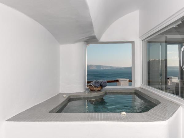 Caldera Premium Villas : photo 9 de la chambre suite lune de miel avec bain à remous privé - vue sur mer et caldera