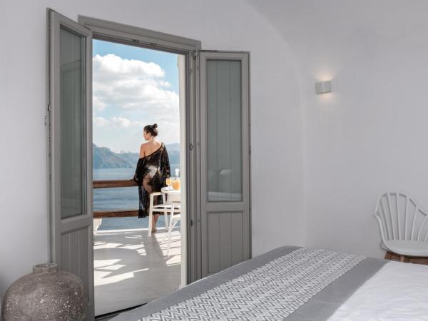 Caldera Premium Villas : photo 4 de la chambre suite lune de miel avec bain à remous privé - vue sur mer et caldera