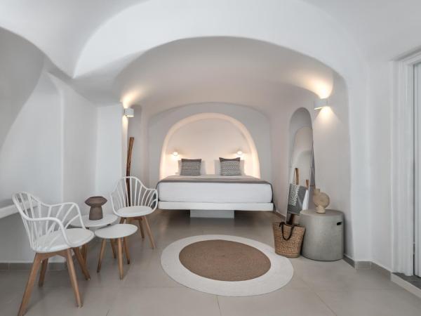 Caldera Premium Villas : photo 3 de la chambre suite lune de miel avec bain à remous privé - vue sur mer et caldera