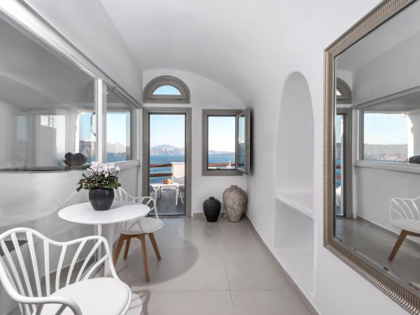 Caldera Premium Villas : photo 5 de la chambre suite lune de miel avec bain à remous privé - vue sur mer et caldera