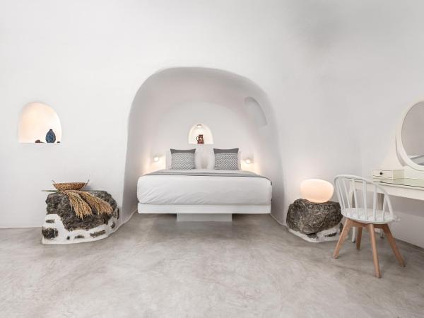 Caldera Premium Villas : photo 6 de la chambre suite lune de miel avec bain à remous privé - vue sur mer et caldera