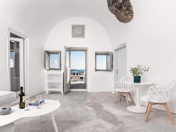 Caldera Premium Villas : photo 2 de la chambre suite lune de miel avec bain à remous privé - vue sur mer et caldera