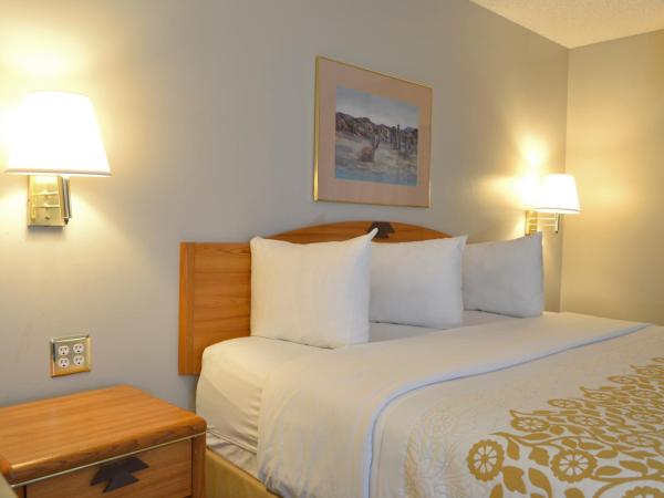 Days Inn & Suites by Wyndham Airport Albuquerque : photo 2 de la chambre chambre lit queen-size - non-fumeurs