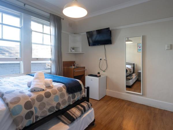 Highfield Private Hotel : photo 3 de la chambre chambre triple avec salle de bains commune