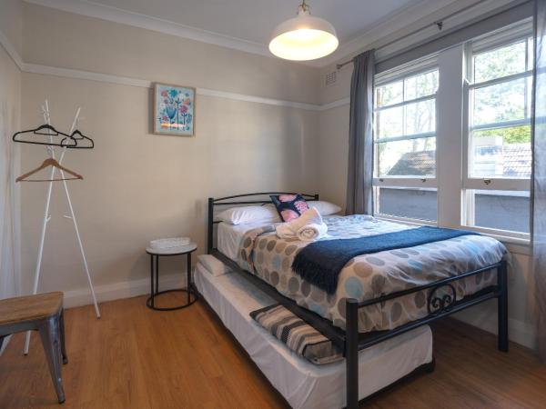 Highfield Private Hotel : photo 2 de la chambre chambre triple avec salle de bains commune