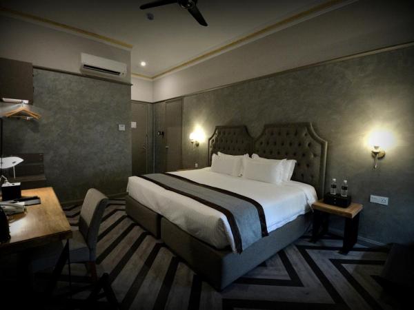 1969 Business Suites @ Ipoh Garden : photo 2 de la chambre hébergement lit king-size premier avec balcon