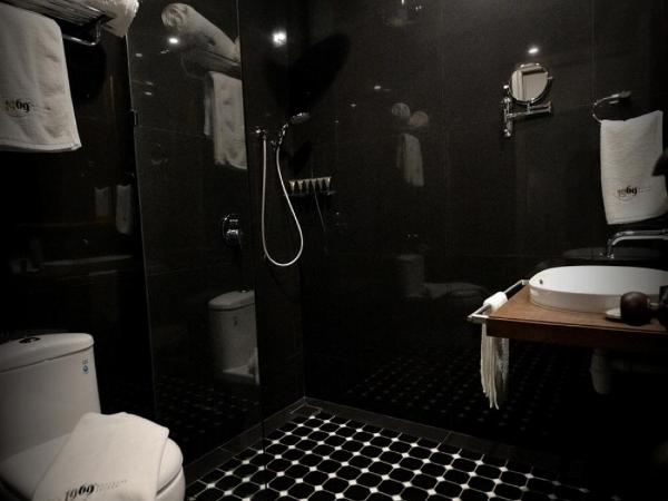 1969 Business Suites @ Ipoh Garden : photo 5 de la chambre hébergement lit king-size premier avec balcon