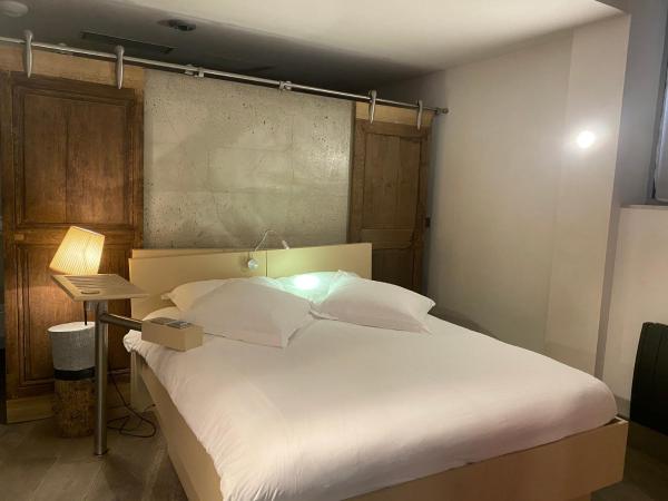 Hôtel Le Dormeur du Val : photo 2 de la chambre chambre triple avec baignoire