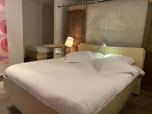 Hôtel Le Dormeur du Val : photo 3 de la chambre chambre triple avec baignoire