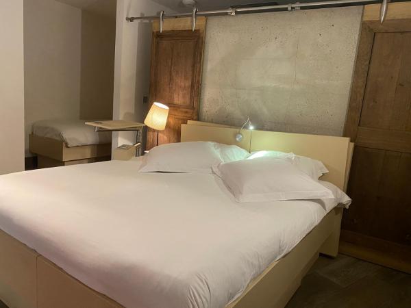 Hôtel Le Dormeur du Val : photo 1 de la chambre chambre triple avec baignoire