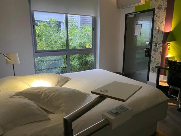 Hôtel Le Dormeur du Val : photo 3 de la chambre chambre double ou lits jumeaux avec salle de bains