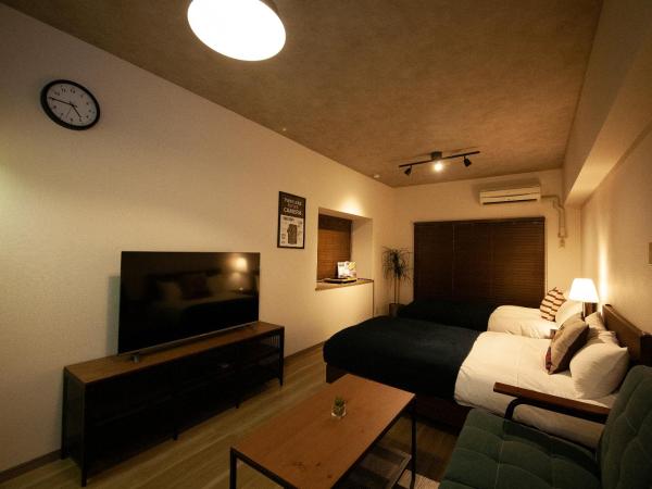 goom Hotel Nakasu : photo 6 de la chambre deluxe room (two small double beds and one sofa) with kitchen - non-smoking - cleaning fee extra - no cleaning for consecutive night stays